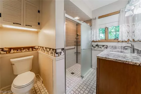 Bath - 1094 N Pasadena Ave, Elyria, OH 44035 photo 1 of 4