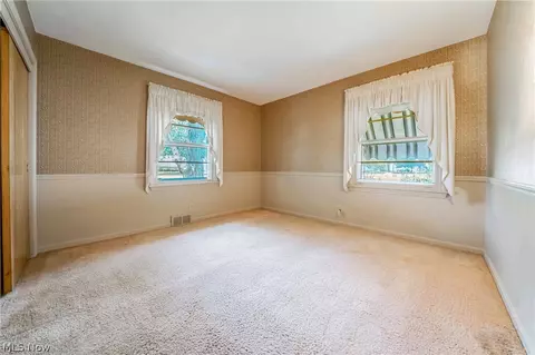 Bedroom - 1094 N Pasadena Ave, Elyria, OH 44035 photo 6 of 10