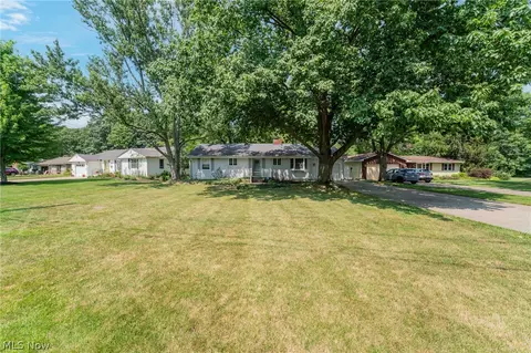 Exterior - 1094 N Pasadena Ave, Elyria, OH 44035 photo 2 of 9