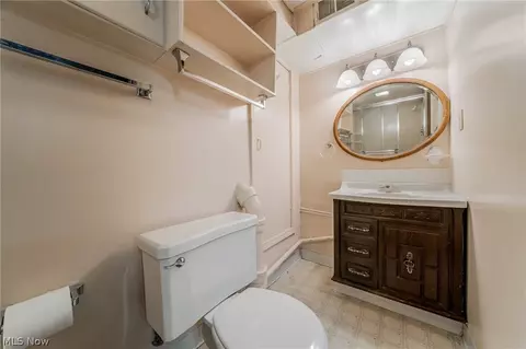 Bath - 1094 N Pasadena Ave, Elyria, OH 44035 photo 4 of 4