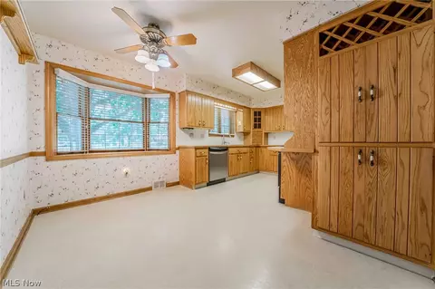 Kitchen - 1094 N Pasadena Ave, Elyria, OH 44035 photo 1 of 5