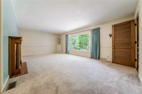 Living - 1094 N Pasadena Ave, Elyria, OH 44035 photo 2 of 5
