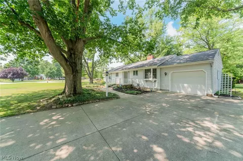 Exterior - 1094 N Pasadena Ave, Elyria, OH 44035 photo 3 of 9