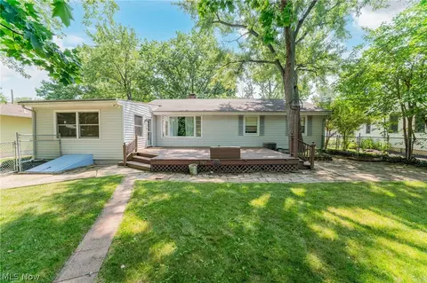 Exterior - 1094 N Pasadena Ave, Elyria, OH 44035 photo 5 of 9