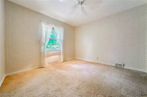 Bedroom - 1094 N Pasadena Ave, Elyria, OH 44035 photo 9 of 10