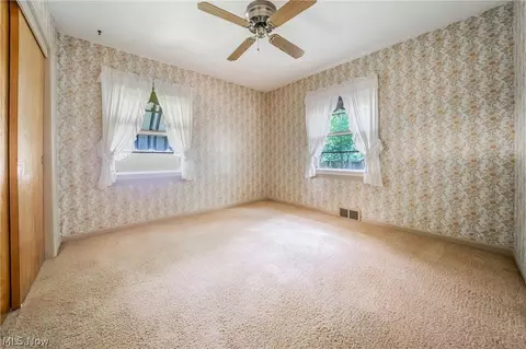 Bedroom - 1094 N Pasadena Ave, Elyria, OH 44035 photo 3 of 10