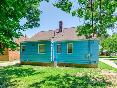 Exterior - 294 E 264th St, Euclid, OH 44132 photo 3 of 4