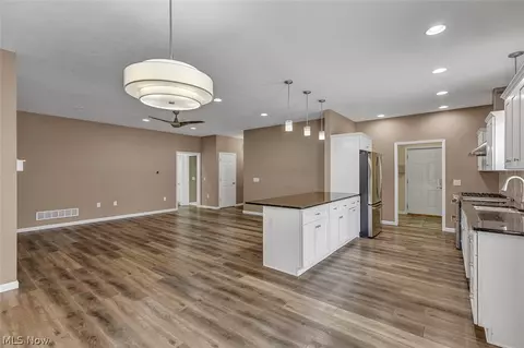 Living - 38155 Highgate Bluff Ln, Willoughby, OH 44094 photo 4 of 6