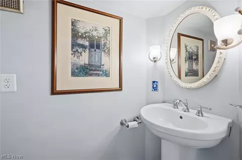 Bath - 4812 Oak Knoll Dr, Boardman, OH 44512 photo 1 of 4