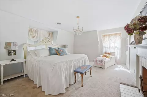 Bedroom - 4812 Oak Knoll Dr, Boardman, OH 44512 photo 2 of 8