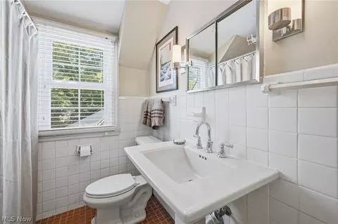 Bath - 4812 Oak Knoll Dr, Boardman, OH 44512 photo 3 of 4