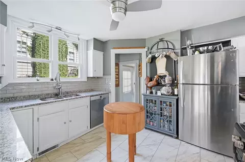Kitchen - 4812 Oak Knoll Dr, Boardman, OH 44512 photo 2 of 3