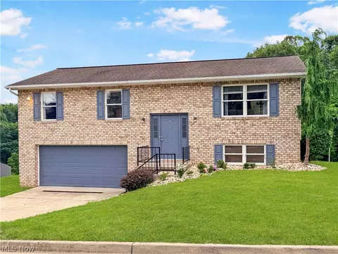 3233 Saint Charles Dr, Steubenville, OH 43952