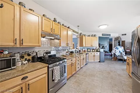 Kitchen - 349 Springbrook Cir, Elyria, OH 44035 photo 3 of 4