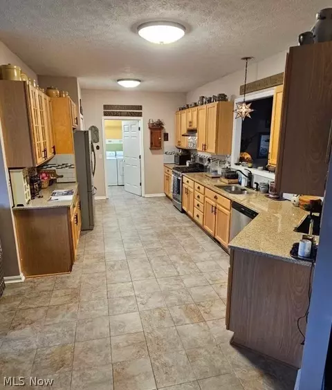Entry Way - 349 Springbrook Cir, Elyria, OH 44035 photo 4 of 5