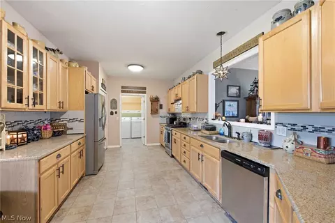 Kitchen - 349 Springbrook Cir, Elyria, OH 44035 photo 2 of 4