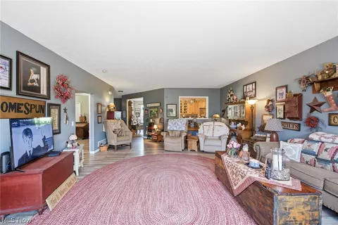 Living - 349 Springbrook Cir, Elyria, OH 44035 photo 2 of 3