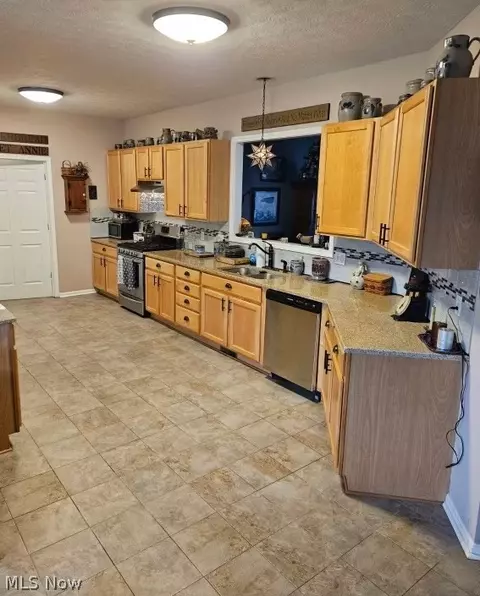 Kitchen - 349 Springbrook Cir, Elyria, OH 44035 photo 4 of 4