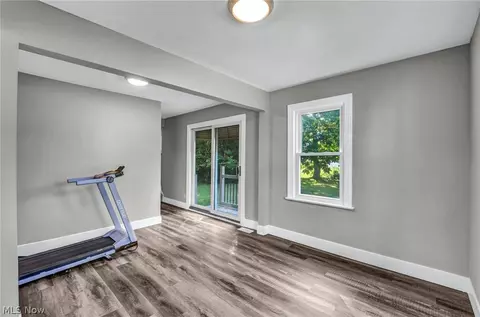 Entry Way - 1925 Robindale St, Wickliffe, OH 44092 photo 3 of 4