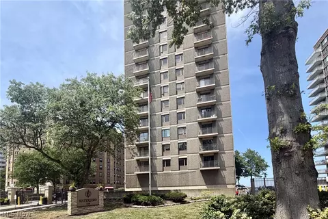 12500 Edgewater Dr #1201, Lakewood, OH 44107