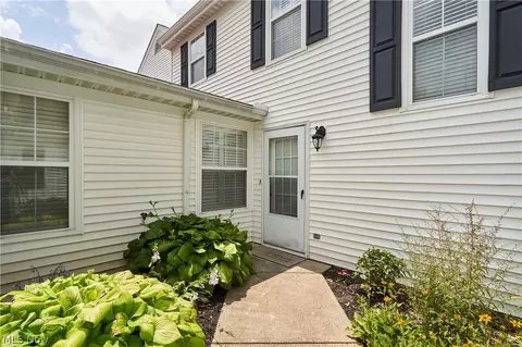 7149 W Cross Creek Trl, Brecksville, OH 44141