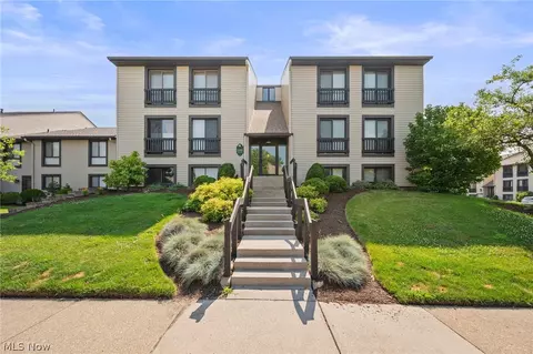 6300 Greenwood Pkwy #406, Sagamore Hills, OH 44067