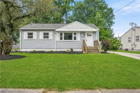 2798 Randolph St NW, Warren, OH 44485