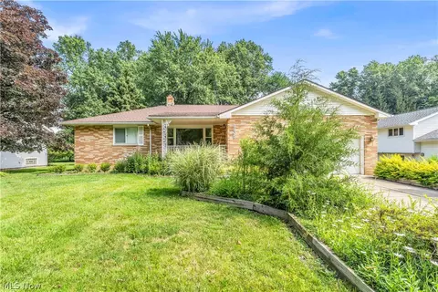 5805 Williamsburg Dr, Highland Heights, OH 44143