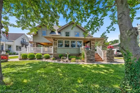 25021 Lakeview Dr, Bay Village, OH 44140