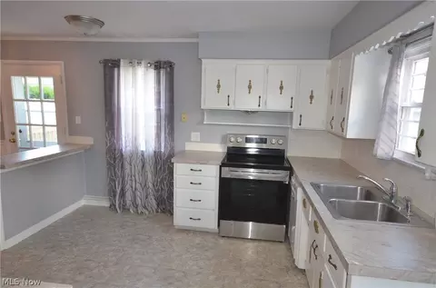Kitchen - 2527 Carson Rd, Fairlawn, OH 44333 photo 2 of 2