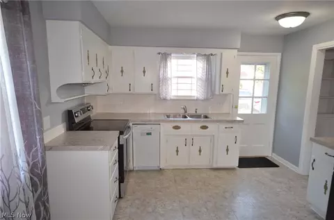 Kitchen - 2527 Carson Rd, Fairlawn, OH 44333 photo 1 of 2