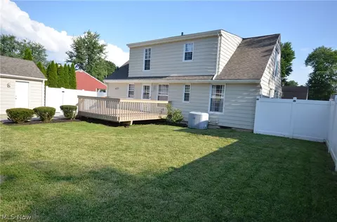 Exterior - 2527 Carson Rd, Fairlawn, OH 44333 photo 4 of 7