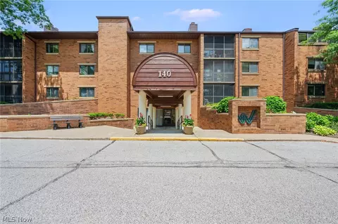 140 Fox Hollow Dr #203C, Mayfield Heights, OH 44124