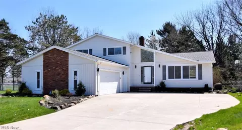6088 Williamsburg Dr, Highland Heights, OH 44143