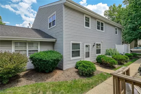 2455 Island Dr #B, Uniontown, OH 44685