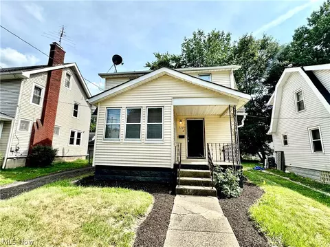 712 Lovers Ln, Akron, OH 44306