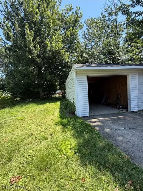 335 E 250th St, Euclid, OH 44132 photo 4