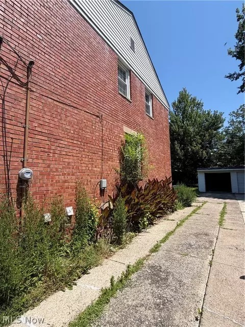 335 E 250th St, Euclid, OH 44132 photo 3