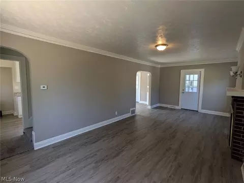 362 E 214th St, Euclid, OH 44123 photo 7