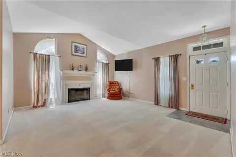 Living - 5645 Clingan Rd #2B, Struthers, OH 44471 photo 2 of 2