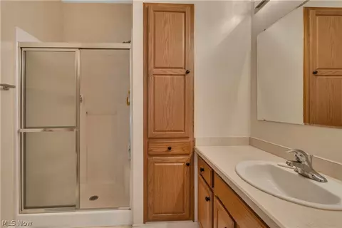 Bath - 5645 Clingan Rd #2B, Struthers, OH 44471 photo 2 of 3