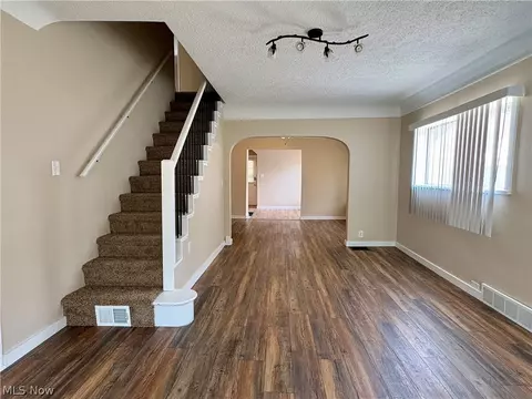 891 E 232nd St, Euclid, OH 44123 photo 3