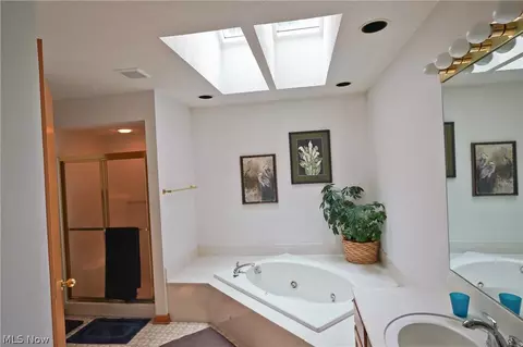 Bath - 3048 Deercrest Path, Stow, OH 44224 photo 2 of 4