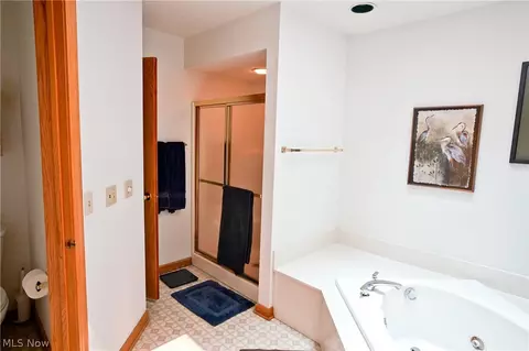 Bath - 3048 Deercrest Path, Stow, OH 44224 photo 3 of 4