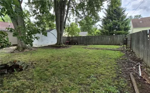 Exterior - 513 Henry St, Elyria, OH 44035 photo 4 of 5