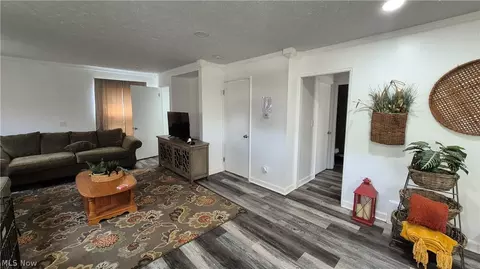 Entry Way - 513 Henry St, Elyria, OH 44035 photo 2 of 4