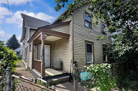 2060 W 44th St, Cleveland, OH 44113
