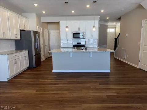 945 Memory Ln # -2, Aurora, OH 44202 photo 3