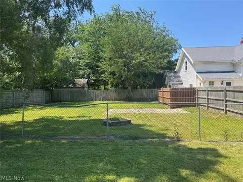 Exterior - 1638 W 6th St, Ashtabula, OH 44004 photo 3 of 5