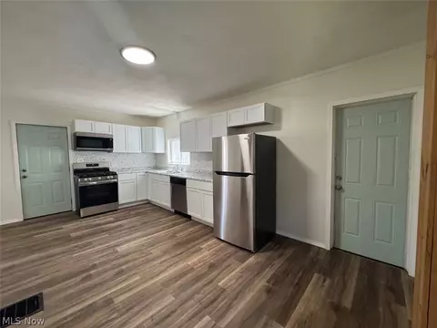 Kitchen - 1638 W 6th St, Ashtabula, OH 44004 photo 4 of 5